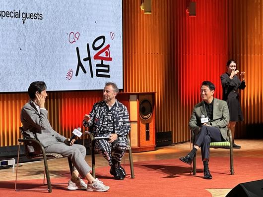 제5회 서울도시건축비엔날레 개막포럼 특별 인터뷰를 진행하고 있는 (왼쪽부터) 배우 이정재, 토마스 헤더윅 총감독, 오세훈 서울시장 / 사진=권효정 여행+ 기자