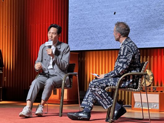 제5회 서울도시건축비엔날레 개막포럼 특별 인터뷰에서 답하고 있는 배우 이정재 / 사진=권효정 여행+ 기자