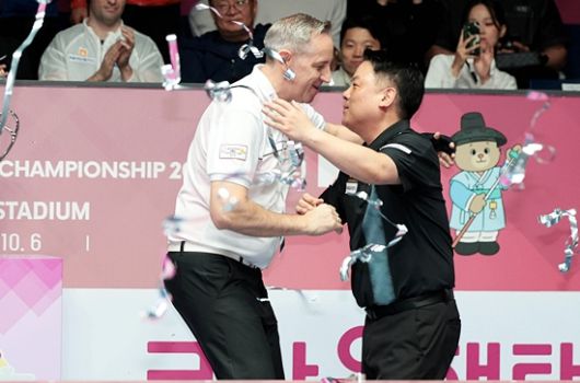 결승전 직후 레펀스와 조재호가 서로 격려하고 있다. (사진=PBA)