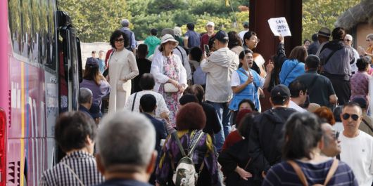 중국 단체관광객의 무비자 입국 첫날인 지난 29일 명동을 찾은 관광객들이 이동하고 있다. 3명 이상 중국인 단체관광객은 29일부터 무비자로 최대 15일 동안 대한민국 전역을 여행할 수 있다. [김호영 기자]