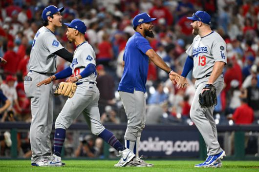 벳츠와 먼시는 9회 결정적인 번트 수비를 해냈다. 사진= Eric Hartline-Imagn Images= 연합뉴스 제공