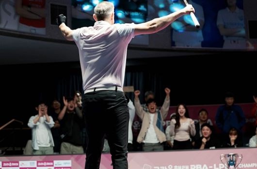 레펀스가 7일 새벽 열린 크라운해태PBA챔피언십 결승전 7세트에 마지막 11점을 채우며 우승을 확정지은 후 당구테이블에 올라가 환호하고 있다. 레펀스는 21/22시즌 첫 우승 때도 당구테이블에 올라가 기쁨을 표시했다. (사진=PBA)