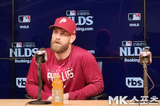 브라이스 하퍼가 인터뷰를 갖고 있다. 사진(美 로스앤젤레스)= 김재호 특파원