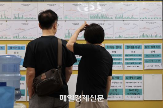 17일 서울 마포구의 한 아파트 단지 상가 부동산에 매물 정보가 붙어 있다. [사진=한주형기자]