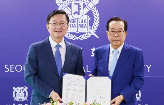 김재철 동원그룹 명예회장(오른쪽)과 유홍림 서울대 총장이 1일 서울대에서 ‘김재철AI클래스 기금 협약’을 맺고 기념사진을 촬영하고 있다. 서울대