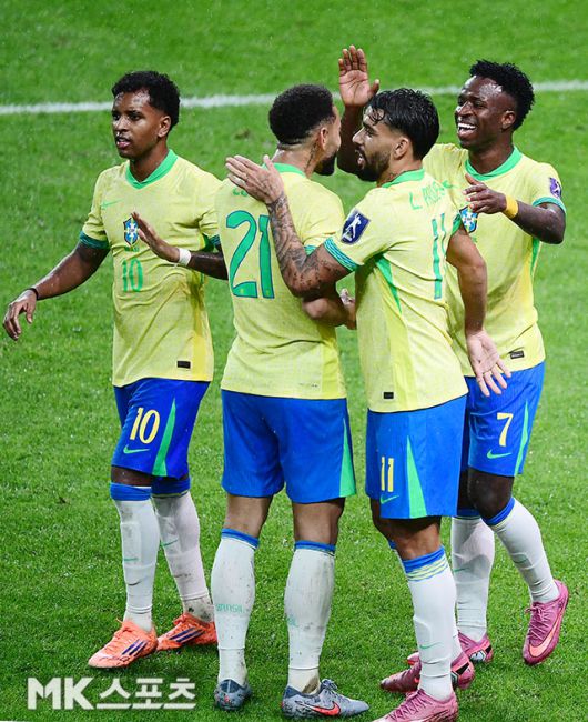 비니시우스이 득점 후 동료들의 축하를 받고 있다. 사진=김영구 기자