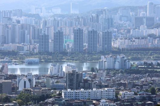 8일 서울 남산에서 바라본 아파트 및 주택단지들. [사진 = 연합뉴스]