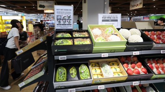 추석을 앞둔 지난 2일 오후 서울 한 대형마트에서 시민들이 선물세트를 고르고 있다. [사진 출처=뉴스1]