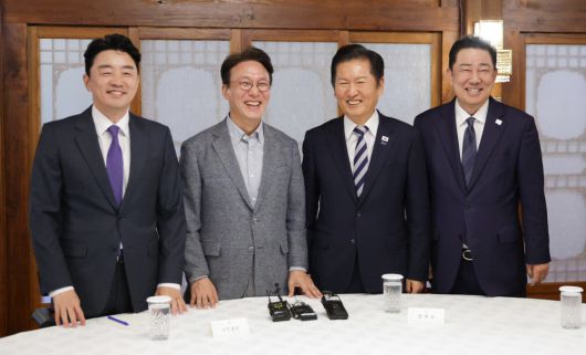 12일 서울 종로구 국무총리공관에서 열린 고위당정협의회에서 참석자들이 기념촬영을 하고 있다. 왼쪽부터 강훈식 대통령 비서실장, 김민석 국무총리, 정청래 더불어민주당 대표, 김병기 민주당 원내대표.  한주형 기자