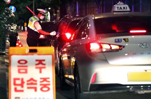 서울 시내에서 경찰이 음주단속을 하고 있다. [매경DB]