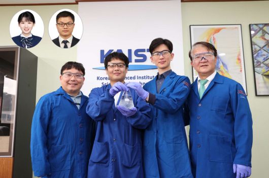 한순규 KAIST 화학과 교수, 김태완 석박사통합과정, 최경록 녹색성장지속가능대학원 교수, 이상엽 생명화학공학과 특훈교수(왼쪽부터)가 기념촬영을 하고 있다.  KAIST