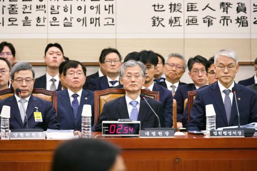 조희대 대법원장이 13일 국회 법제사법위원회의 대법원 국정감사에 참석해 눈을 감고 있다. 대법원장은 통상 대법원 국감 당일 출석한 뒤 법사위원장에게 양해를 얻어 자리를 이석해 왔다. 하지만 이날 추미애 법사위원장은 조 대법원장을 형식적 증인으로 세우는 대신 '참고인'으로 전환해 앉혀놓고 질의를 진행했다.  한주형 기자