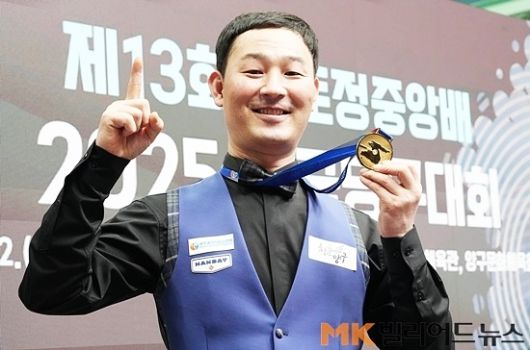 바오프엉빈이 앤트워프3쿠션월드컵에서 하이런25점 포함, 애버리지 10.00의 세계신기록을 세운 다음날 국내랭킹 4위 최완영이 친선경기에서 하이런37점, 애버리지 10.00의 비공인 대기록을 세웠다. 올 3월 국토정중앙배에서 우승한 최완영. (사진=MK빌리어드뉴스DB)