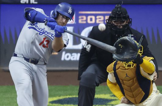 4회 1사 만루에서 먼시가 때린 장타성 타구는 병살타가 됐다. 사진= UPI= 연합뉴스 제공