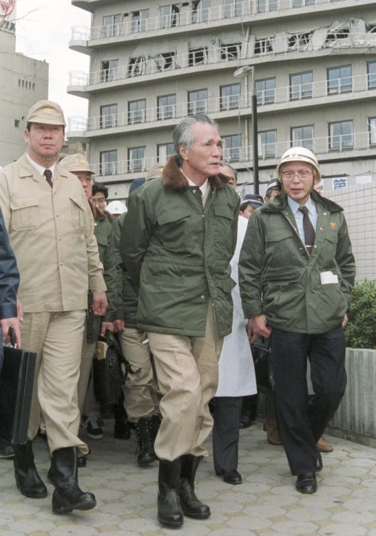 1995년 1월 일본 한신대지진 피해지를 시찰하는 무라야마 도미이치(村山富市) 당시 일본 총리. 무라야마 전 총리는 17일 오전 오이타 시내 병원에서 노환으로 세상을 떠났다. [사진 출처=연합뉴스]