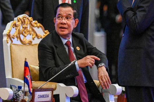 지난 2022년 캄보디아에서 열린 아세안(ASEAN) 정상회의 당시 훈센 총리가 천즈 프린스그룹 회장이 각국 정상에게 선물한 약 2700만원 상당의 고급 시계(계열사 프린스 호롤로지 제작)를 차고 있다. [출처=캄보디아 데일리]