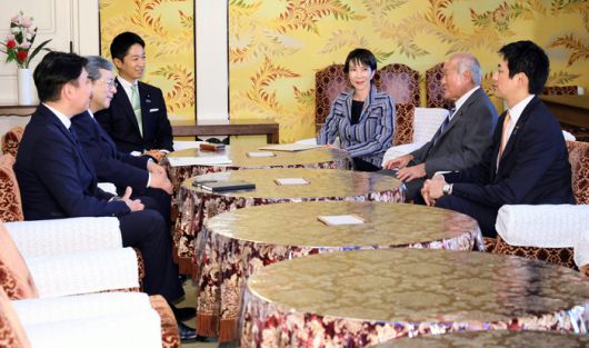 다카이치 사나에 자민당 대표(중앙에서 오른쪽)과 후지타 후미타케 일본유신회 공동대표(중앙에서 왼쪽)가 지난 17일 일본 도쿄 국회의사당에서 회담을 앞두고 앉아 있다. [EPA 연합뉴스]