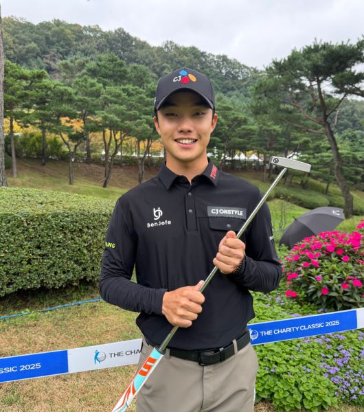 송민혁이 더 채리티 클래식에 앞서 바꾼 퍼터를 들고 포즈를 취하고 있다. 임정우 기자
