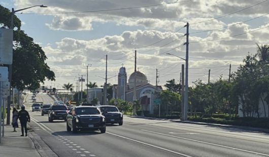 18일(현지시간) 웨스트팜비치의 트럼프 인터내셔널 골프클럽에서 진행되는 한국·일본·대만 기업인들과의 골프 회동을 위해 마러라고 리조트에서 골프장으로 이동 중인 트럼프 대통령의 차량 행렬.  연합뉴스
