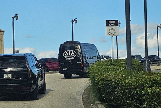 손정의 회장과 한국 기업 대표단 탑승 추정 리무진 버스
    (팜비치[플로리다>=연합뉴스) 홍정규 특파원 = 한국 기업 총수들과 이들을 트럼프 대통령과의 골프 회동에 초청한 손정의 일본 소프트뱅크 회장이 탑승한 것으로 추정되는 검정 리무진 버스가 18일(현지시간) 골프 경기를 마치고 팜비치 섬으로 건너가는 모습. 뒤쪽 차량에는 수행원들이 탑승한 것으로 보인다.