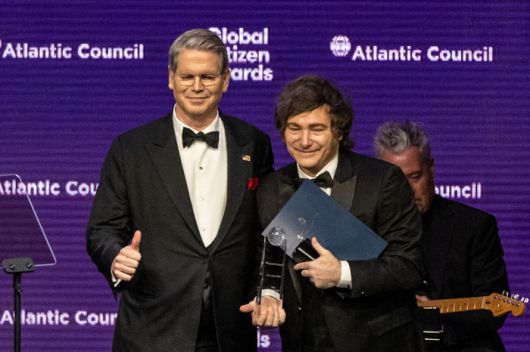 지난 9월  뉴욕 유엔 총회에서 열린 미국 싱크탱크 애틀랜틱카운슬 시상식에서 스콧 베선트 재무부 장관(왼쪽)으로부터 글로벌 시민상을 받으며 기념 촬영을 하고 있는 하비에르 밀레이 아르헨티나 대통령. 트럼프 행정부는 친트럼프 남미 국가인 아르헨티나 경제 위기 대응을 위해 총 400억달러에 이르는 통화스와프 및 신용 제공 패키지를 제공한다고 발표했음에도 아르헨 페소화 가치는 최악의 하락세를 보이고 있다. <사진=AP 연합뉴스>