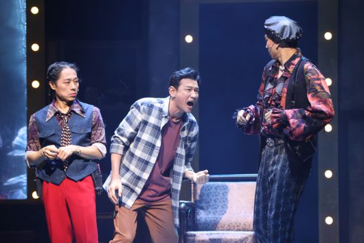 21일 서울 송파구 샤롯데시어터에서 열린 뮤지컬 ‘미세스 다웃 파이어’ 프레스콜에서 배우 황정민이 하이라이트 장면을 시연하고 있다. [연합뉴스]