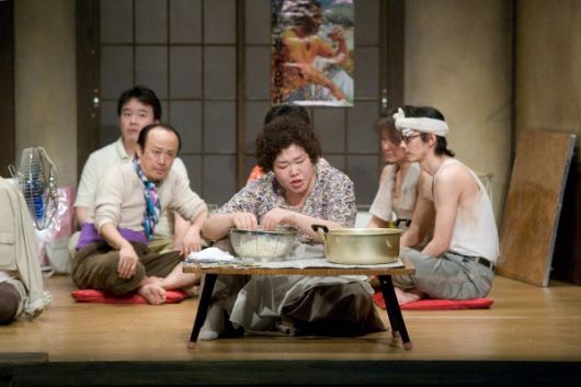 연극 '야끼니꾸 드래곤: 용길이네 곱창집'의 한 장면.  예술의전당