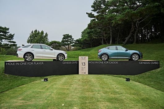 13번 홀 홀인원 부상으로 제공되는 GV70 부분변경 모델과 GV60 부분변경 모델의 모습. 사진=제네시스 챔피언십 조직위 제공