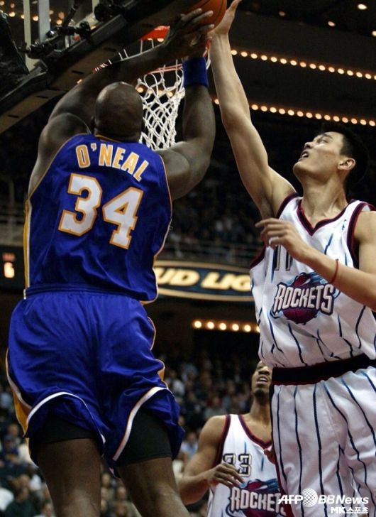 야오딩은 NBA에서도 2002 신인 드래프트 전체 1순위로 휴스턴 로케츠에 지명된 후 총 486경기 출전, 평균 19.0점 9.2리바운드 1.6어시스트 1.9블록슛을 기록했다. 사진=AFPBBNews=News1