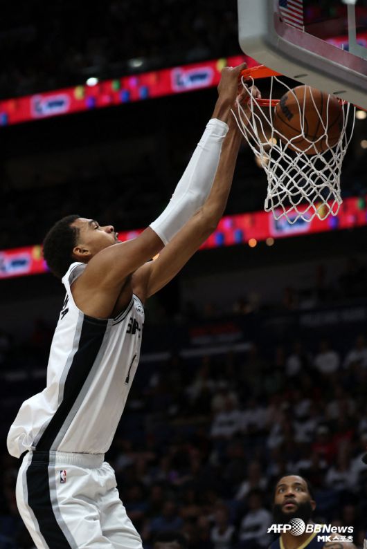 덩크슛에 성공하고 있는 빅터 웸반야마. 사진=AFPBBNews=News1