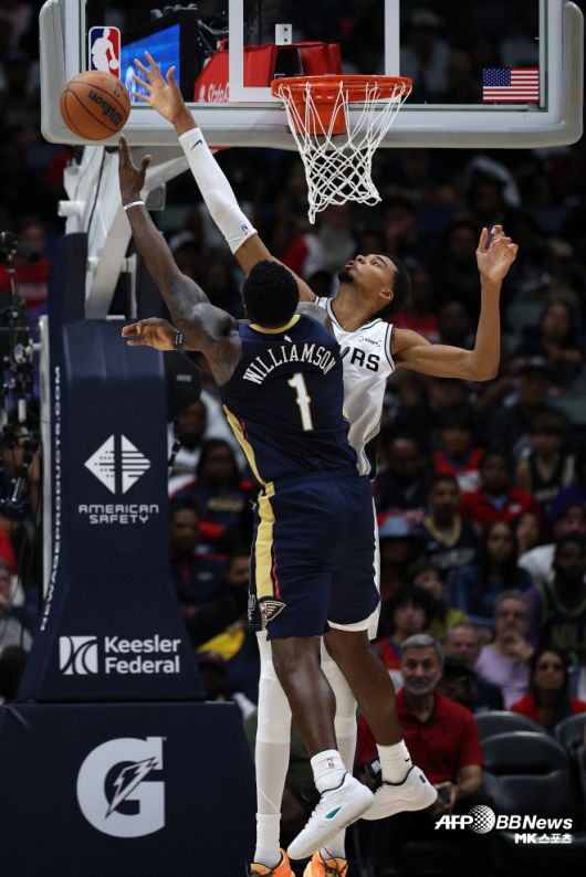 상대의 슛을 블록슛하고 있는 빅터 웸반야마. 사진=AFPBBNews=News1