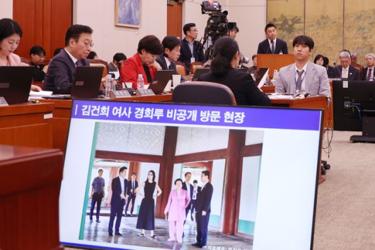 정용석 국립박물관문화재단 사장이 22일 서울 여의도 국회에서 열린 문화체육관광위원회의 국립중앙박물관 등에 대한 국정감사에서 김건희 여사의 경복궁 근정전 어좌 착석 의혹과 관련한 더불어민주당 양문석 의원의 질의에 답하고 있다. [연합뉴스]