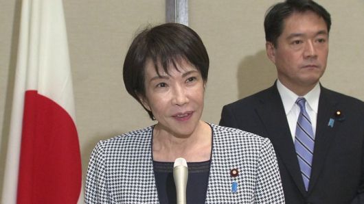 다카이치 사나에 일본 총리가 25일 말레이시아 쿠알라룸푸르에서 기자단에게 도널드 트럼프 미국 대통령과 전화 통화를 했다는 소식을 전하고 있다. [총리실]