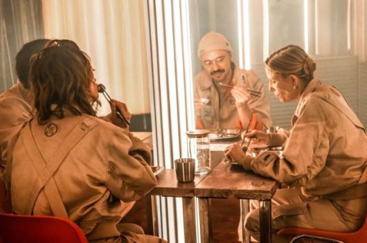 '디 임플로이' 공연 중 무대 위에 마련된 함선 구조 내에서 배우들이 식사를 하는 연기를 펼치고 있다.  서울국제공연예술제2025