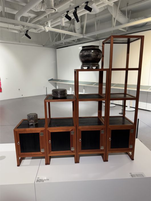 조현영 작가의 ‘사방탁자’ <정유정 기자>