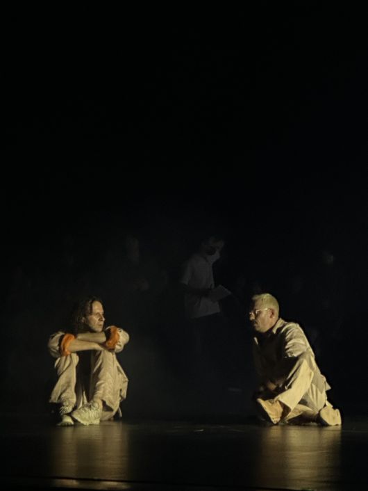 ‘디 임플로이’ 무대 위에서 두 배우가 대화를 나누고 있다. 극 중에서사이보그 역을 맡은 배우들은 지구를 상상하며 시간을 보낸다. [구정근 기자]