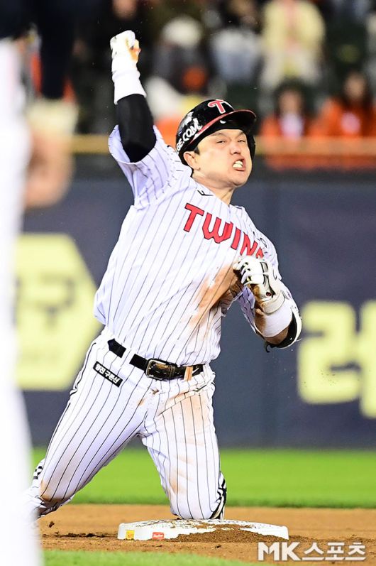 27일 오후 잠실구장에서 ‘2025 신한 SOL Bank KBO 포스트시즌’ 한화 이글스와 LG 트윈스의 한국시리즈(7전 4선승제) 2차전이 열렸다. 2회말 무사 만루에서 LG 박동원이 2타점 2루타를 치고 진루한 후 환호하고 있다. 사진(잠실 서울)=김영구 기자