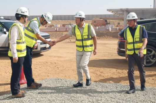 정의선 회장이 HMMME 신공장 건설현장에서 직원들을 격려하고 있다 [사진 제공=현대차그룹]