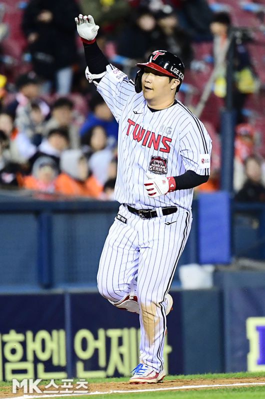 27일 오후 잠실구장에서 ‘2025 신한 SOL Bank KBO 포스트시즌’ 한화 이글스와 LG 트윈스의 한국시리즈(7전 4선승제) 2차전이 열렸다. 8회말 2사 1루에서 LG 문보경이 좌월 투런홈런을 치고 그라운드를 돌고 있다. 사진(잠실 서울)=김영구 기자