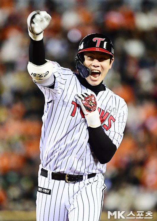 27일 오후 잠실구장에서 ‘2025 신한 SOL Bank KBO 포스트시즌’ 한화 이글스와 LG 트윈스의 한국시리즈(7전 4선승제) 2차전이 열렸다. 2회말 2사 2루에서 LG 홍창기가 역전 1타점 적시타를 치고 출루한 후 환호하고 있다. 사진(잠실 서울)=김영구 기자