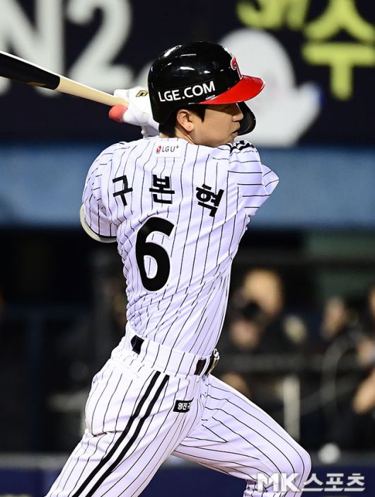 27일 오후 잠실구장에서 ‘2025 신한 SOL Bank KBO 포스트시즌’ 한화 이글스와 LG 트윈스의 한국시리즈(7전 4선승제) 2차전이 열렸다. 2회말 무사 2, 3에서 LG 구본혁이 동점 2타점 적시타를 치고 있다. 사진(잠실 서울)=김영구 기자