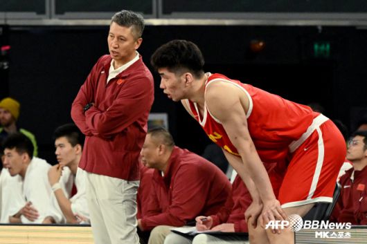 중국 농구의 부활을 이끌고 있는 궈스창 감독(사진 왼쪽). 사진=AFPBBNews=News1