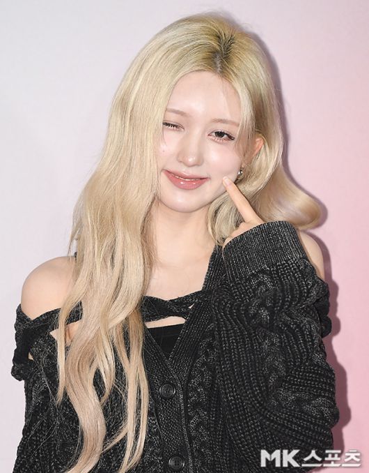 트와이스 미나가 29일 오후 서울 성수동에서 열린 패션 브랜드 오픈 기념 포토콜 행사에 참석해 포토타임을 갖고 있다.사진=천정환 기자