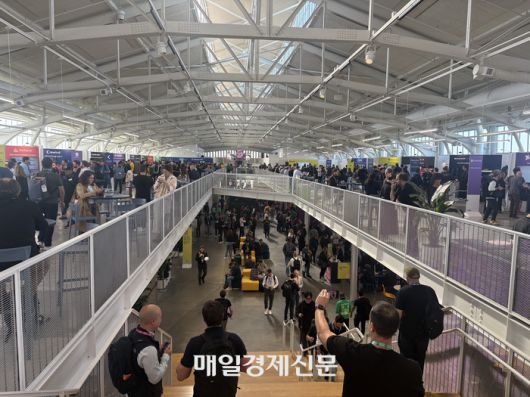 28일(현지시간) 미국 샌프란시스코에서 열린 ‘깃허브 유니버스 2025’ 현장이 참가자들고 붐비고 있다. [사진=원호섭 기자]