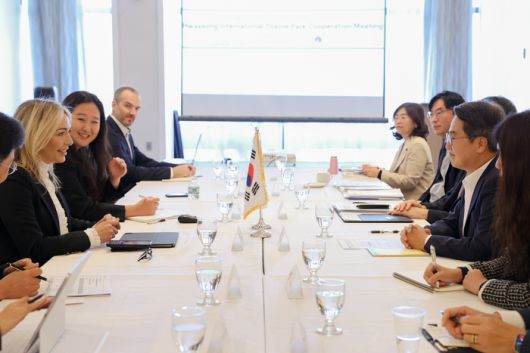 김동연 경기도지사가 파라마운트, 신세계측과 간담회를 갖고 있다. <사진=경기도 제공>