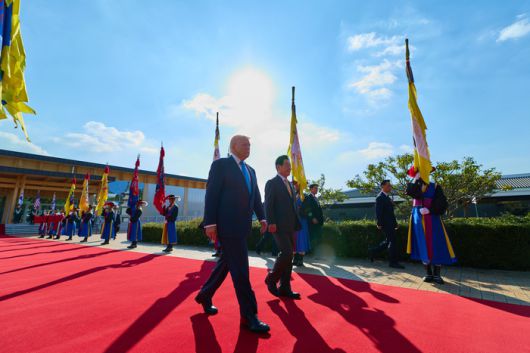 이재명 대통령과 도널드 트럼프 미국 대통령이 지난 29일 경북 경주박물관에서 정상회담장으로 이동하고 있다. [이재명 대통령 SNS]