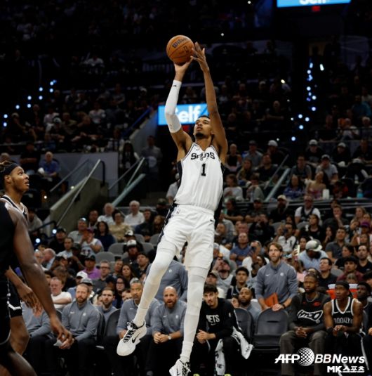 ‘CBS 스포츠’는 “지금의 웸반야마가 무서운 건 이 모든 것이 그저 플루크로 보이지 않는다는 것이다. 그는 3점슛 시도를 줄였으나 대신 페인트존 공격에 집중하고 있다. 이로 인해 단일 시즌 최다 덩크 기록을 경신할 페이스를 보이고 있다”며 “웸반야마는 사실상 멈출 수 없는 존재가 됐다”고 전했다. 사진=AFPBBNews=News1