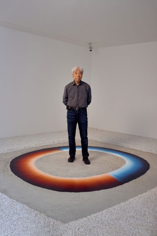 실내 바닥에 그린 이우환의 ‘플로워 페인팅.’  사진/이재안