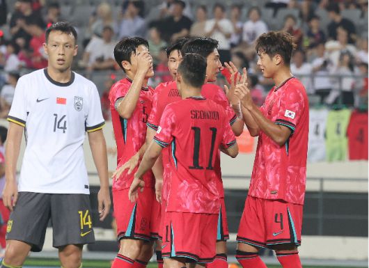 국가대표 수비수 김주성(사진 맨 오른쪽). 사진=연합뉴스 제공