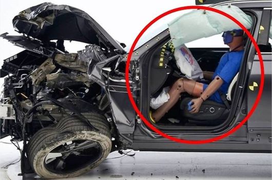 타이거 우즈를 살린 제네시스 GV80. IIHS 충돌테스트 장면 [사진출처=IIHS]